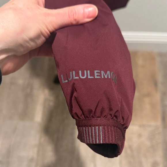 Lululemon Down For It All Women's Burgundy Hooded Jacket - Picture 5 of 11